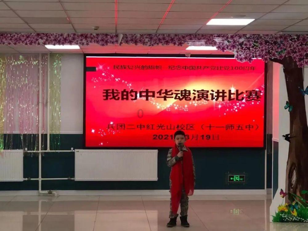 小姐姐去银行取钱,还带了两只狗保镖,霸气侧漏啊!